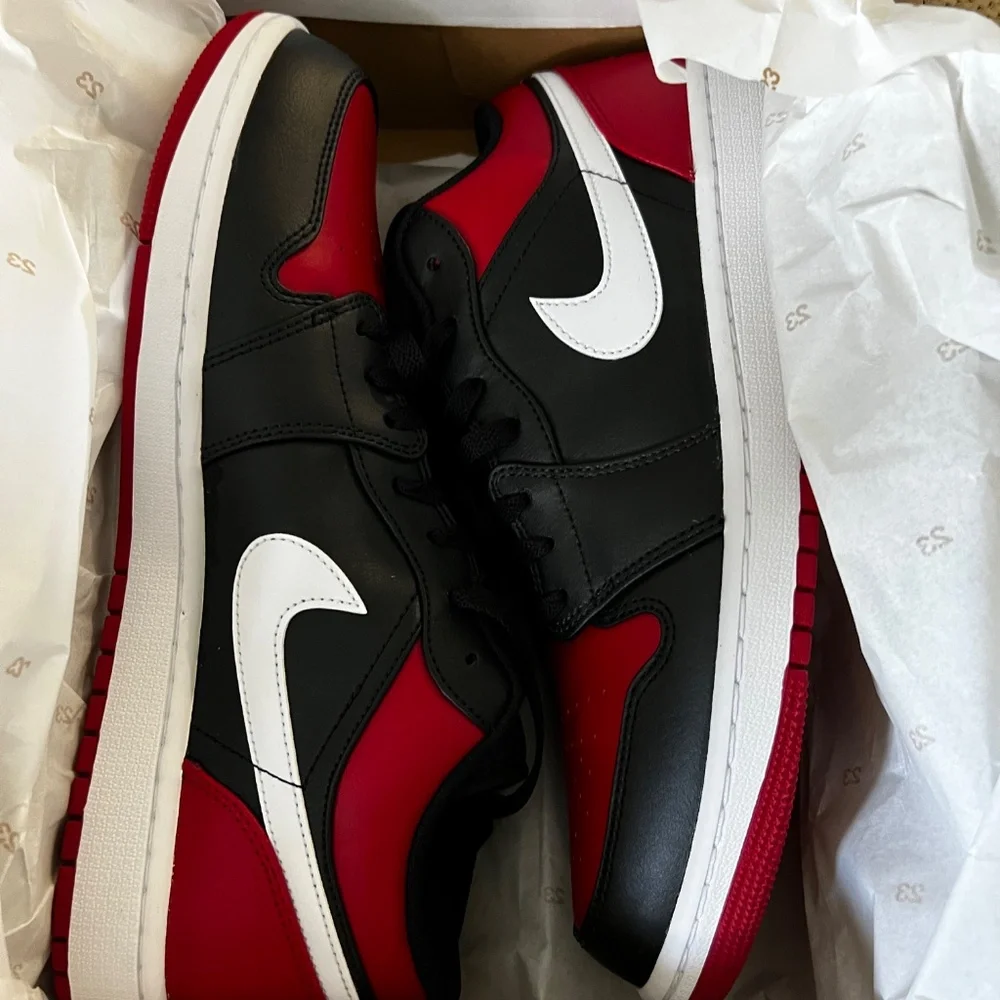 Nike Air Jordan 1 Low Bred - Picture 2 of 4